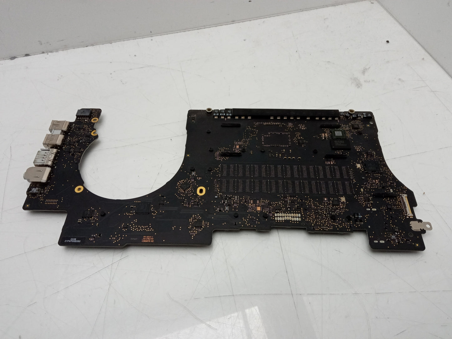 Apple MacBook Pro A1398 15" Logic Board 2.00 GHz 8GB 820-3662-03 - Broken Mount