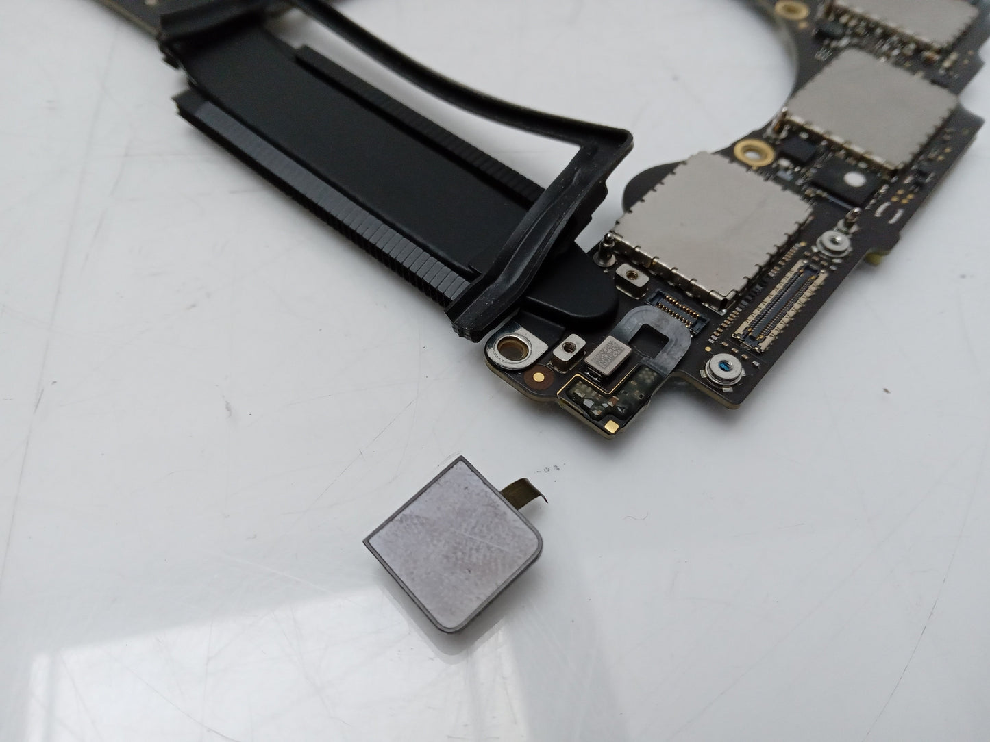 Apple MacBook Pro 13" A1706 Board & Finger Sensor 820-00923-A -Spares & Repairs