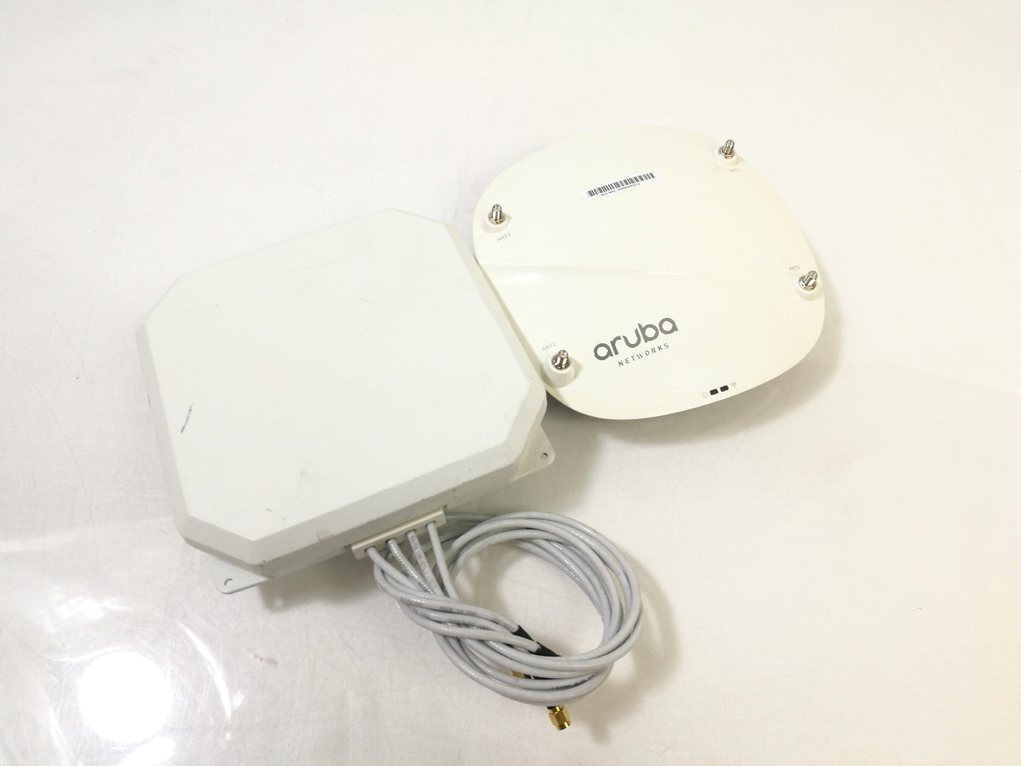 Aruba Networks APIN0324 AP-324 Wireless Access Point With AP-ANT-45 Antenna