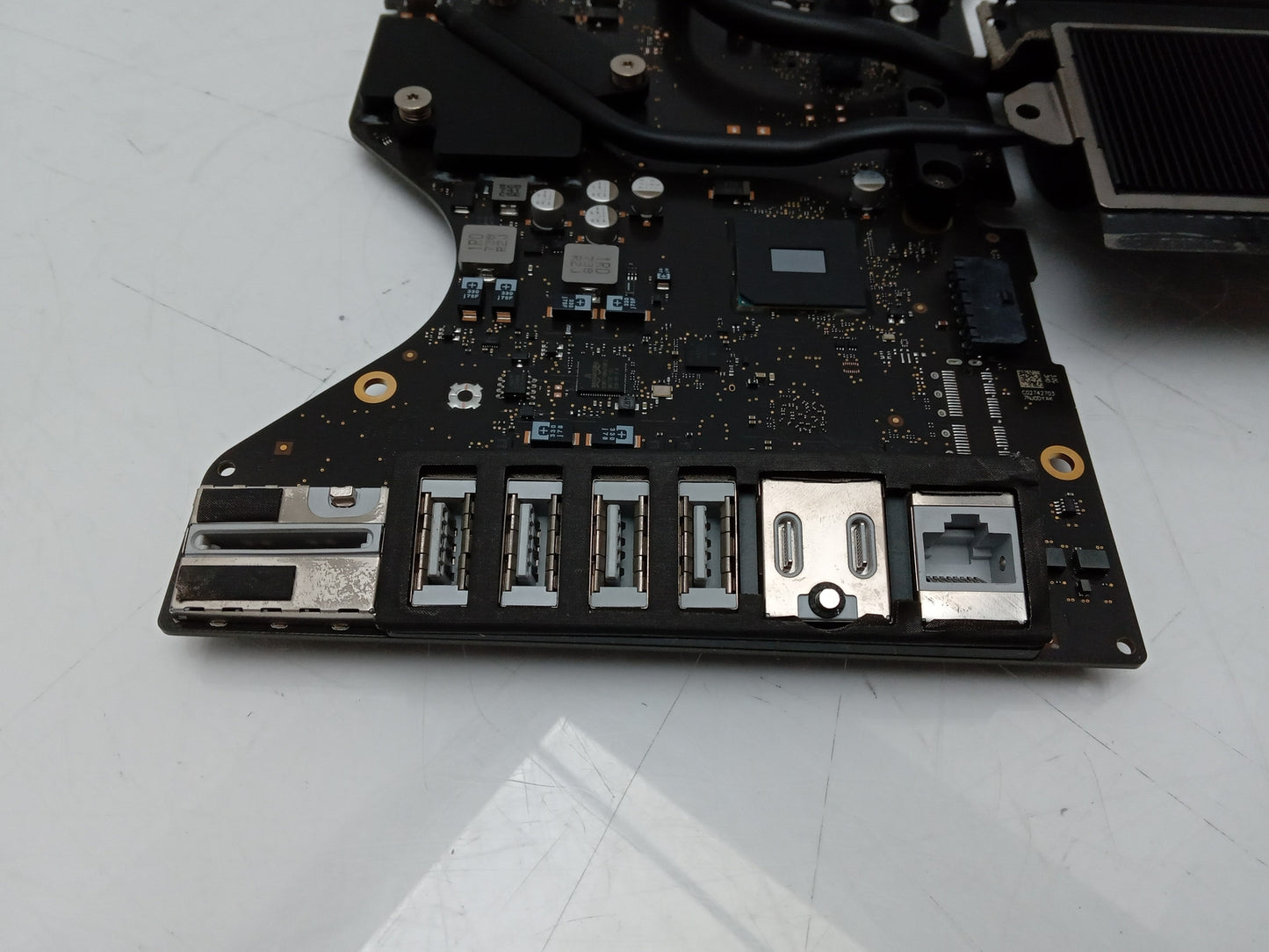 Apple iMac 21.5 in A1418 Socket LGA1151 DDR4 Logic Board w/ Heatsink 820-00597-A