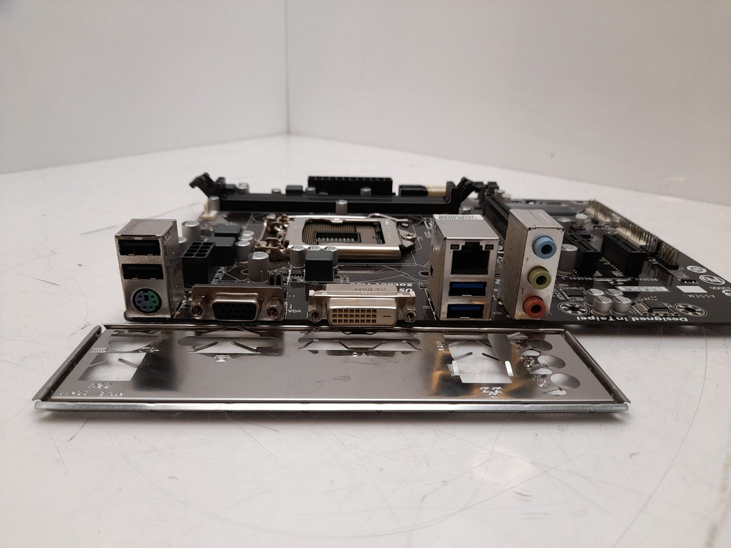 Gigabyte GA-H81M-DS2V Socket LGA1150 DDR3 MicroATX Motherboard with I/O Shield