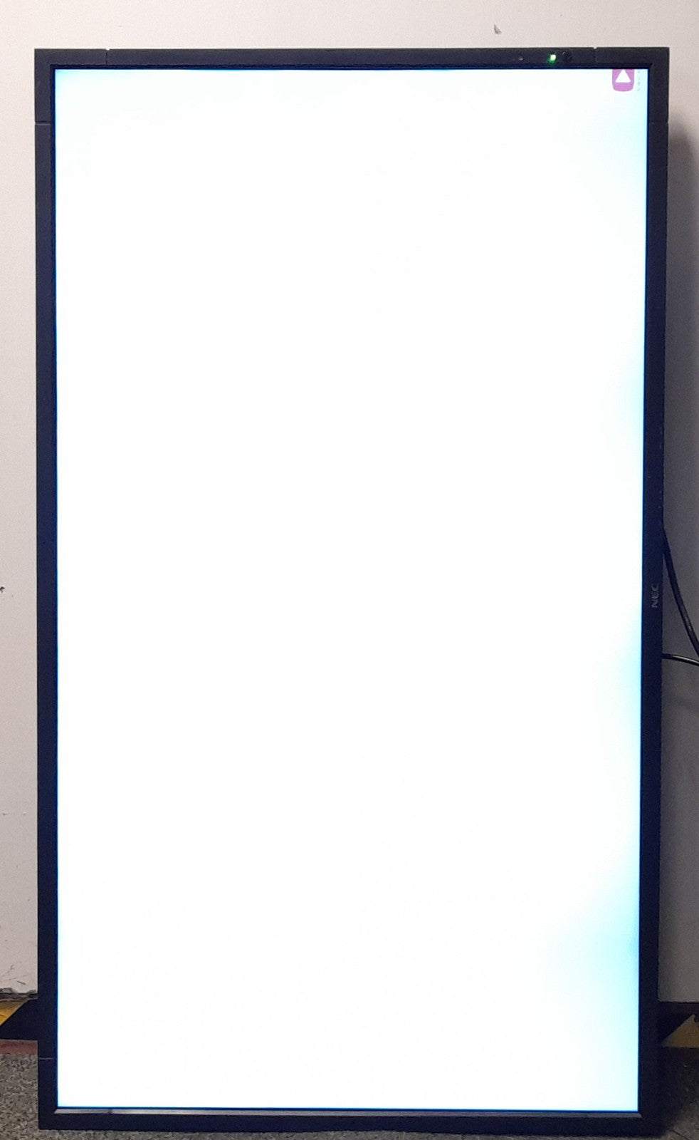 NEC V463 46" VGA DP HDMI DVI-D 1920x1080 Digital Signage Monitor