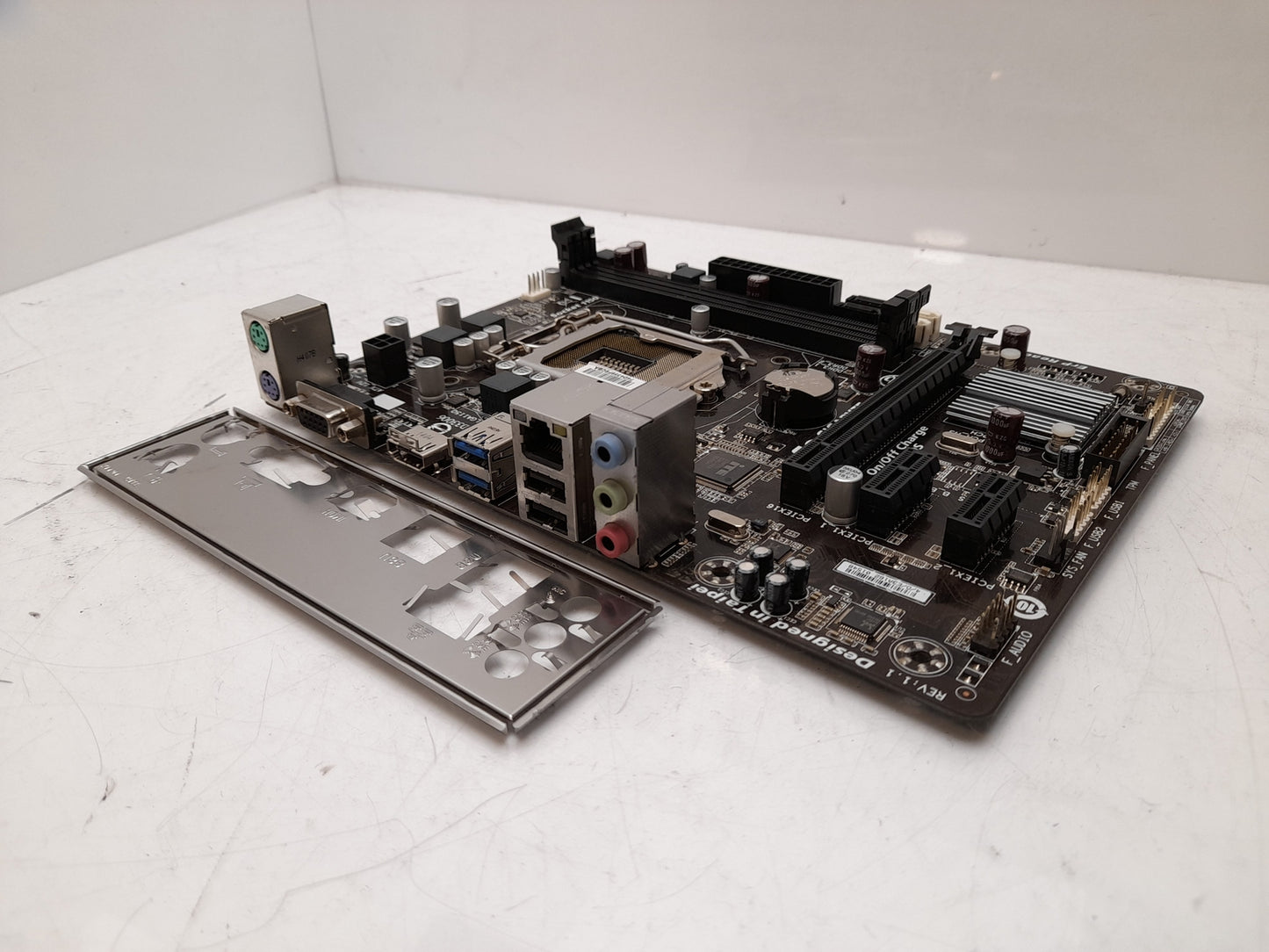 Gigabyte GA-H81M-H Socket LGA1150 DDR3 PCi-E Motherboard With I/O Shield