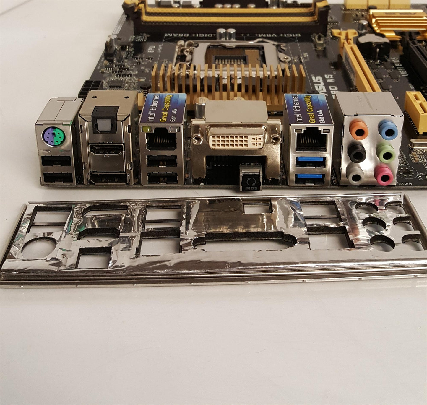 ASUS P9D WS Socket LGA1150 DDR3 ATX Motherboard With I/O Shield