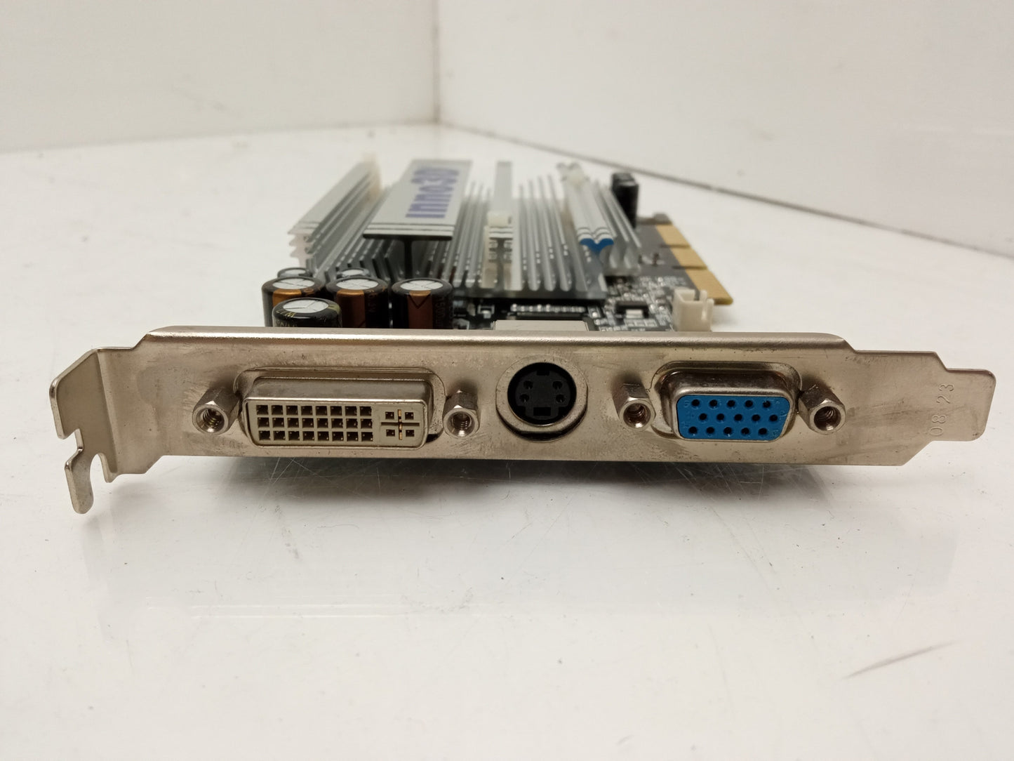 Inno3D FX5200-8X 64Bit 128MB CRT DVI TV AGP Video Graphics Card I-5200-53EV