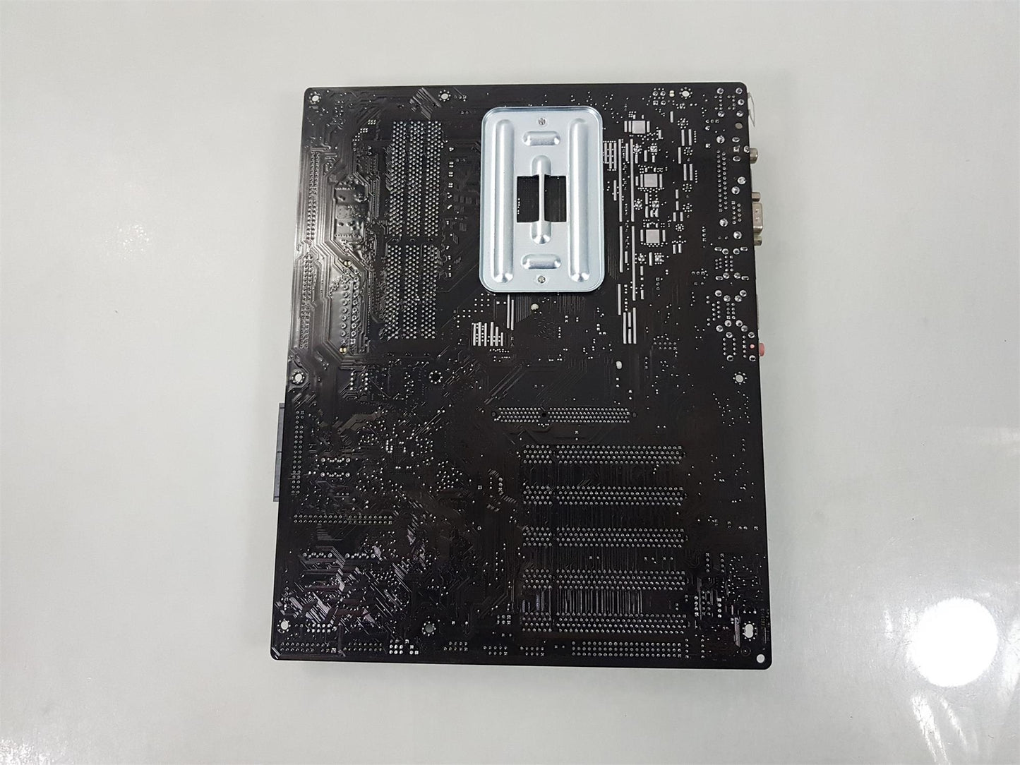 ASUS K8V SE Deluxe Socket 754 DDR ATX Motherboard With I/O Shield