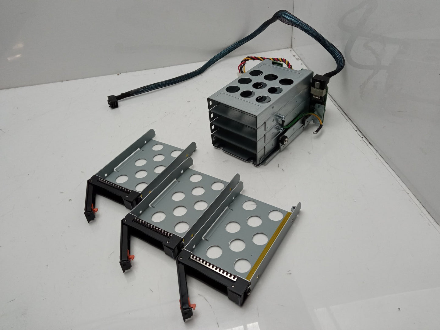 Advantech SKY-8201 4 Bay 2.5" HDD Bay With 3x Caddies and Cable GSMB-6000