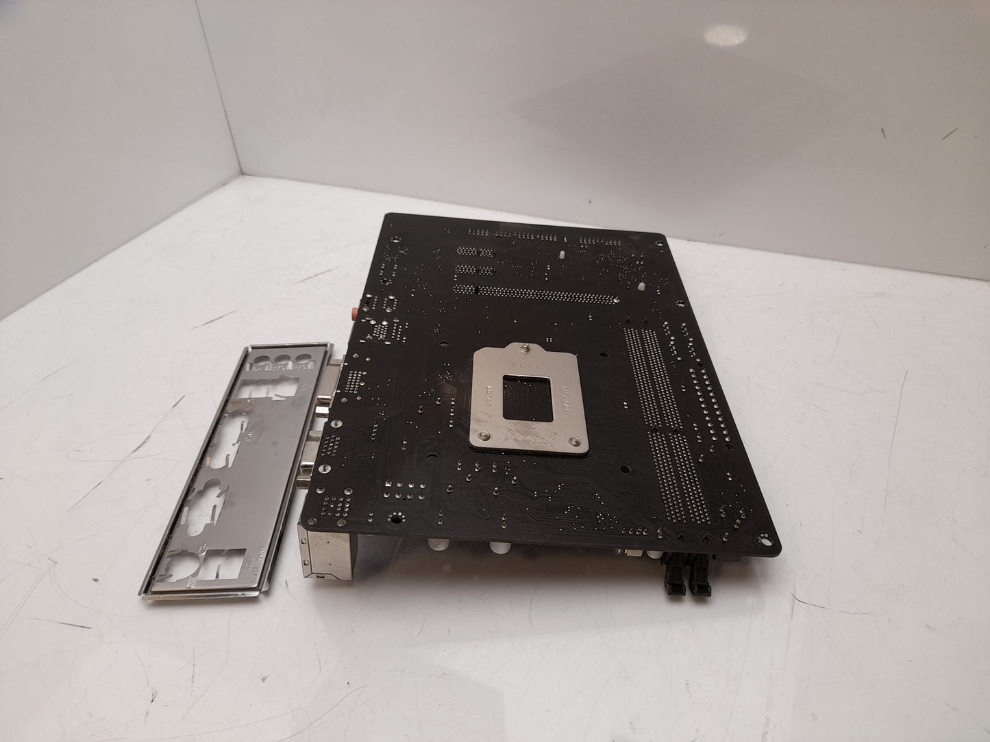 Gigabyte GA-H81M-DS2V Socket LGA1150 DDR3 MicroATX Motherboard with I/O Shield