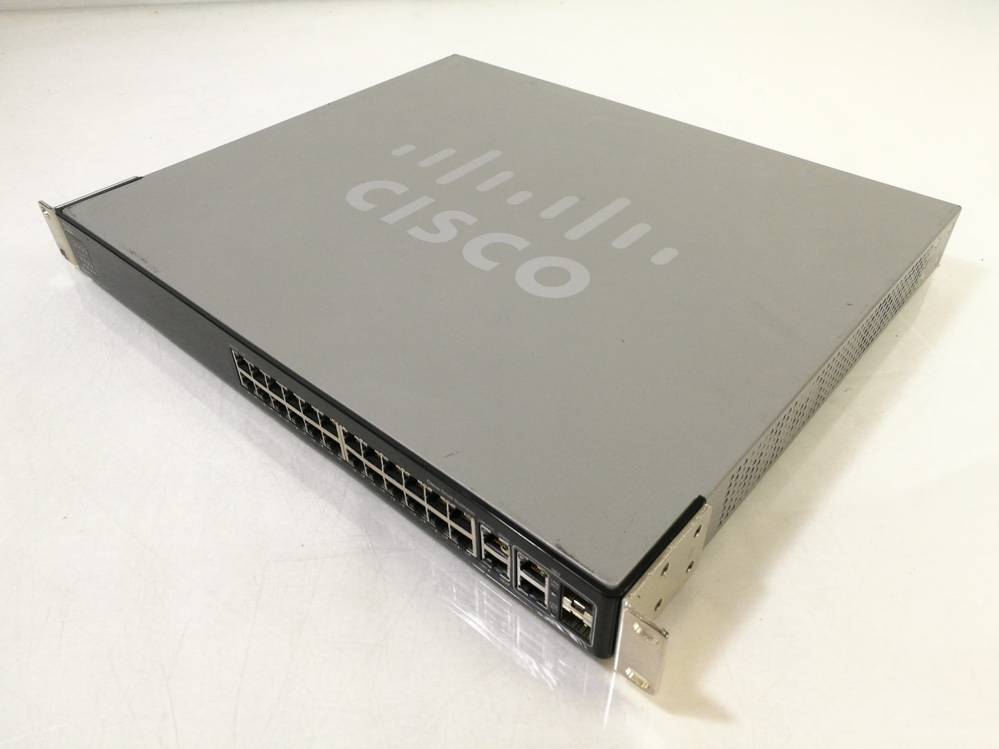 Cisco SFE2000P 24 Port 10/100 PoE Ethernet Network Switch - With Rack Ears