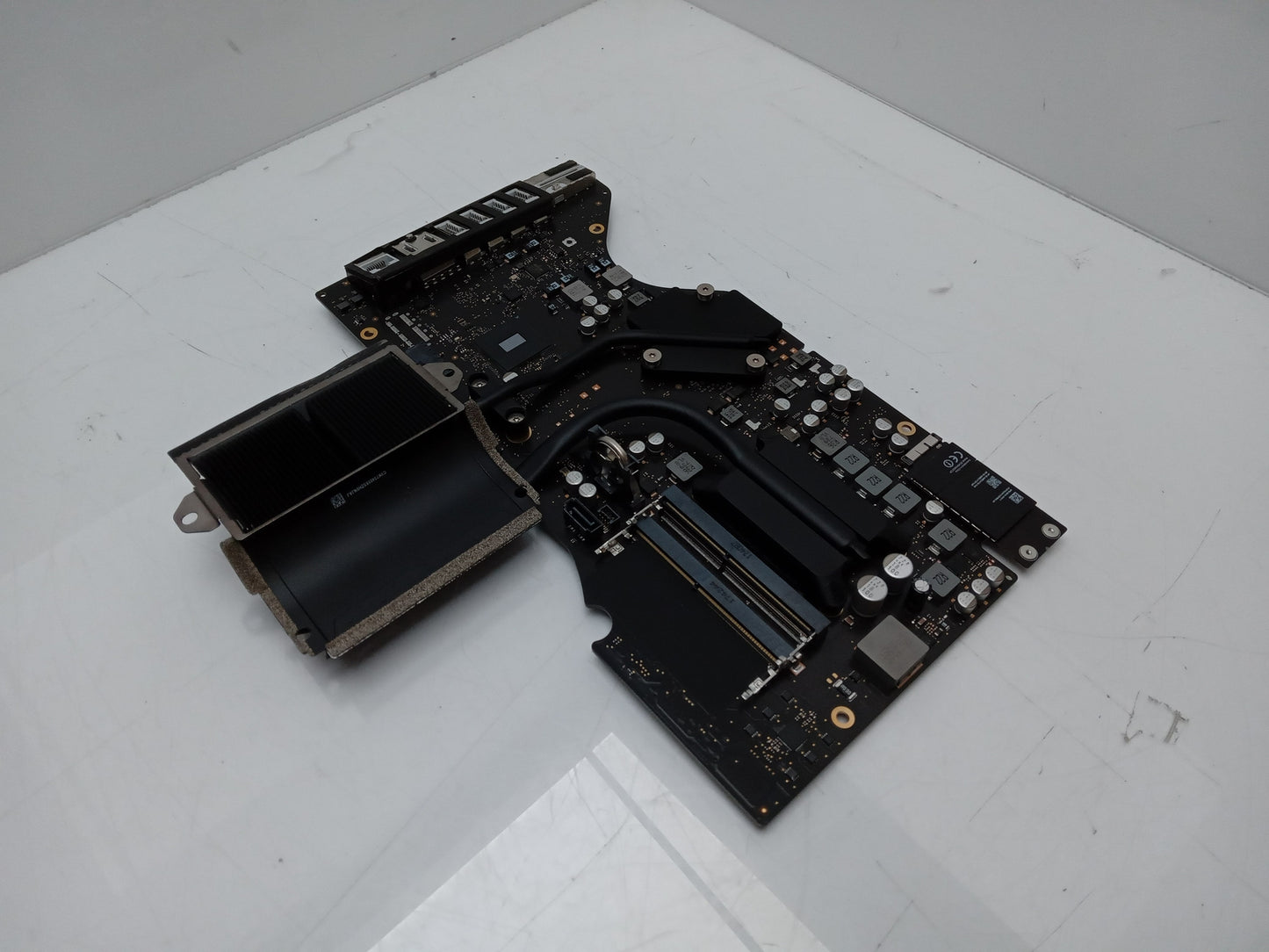Apple iMac 21.5 in A1418 Socket LGA1151 DDR4 Logic Board w/ Heatsink 820-00597-A