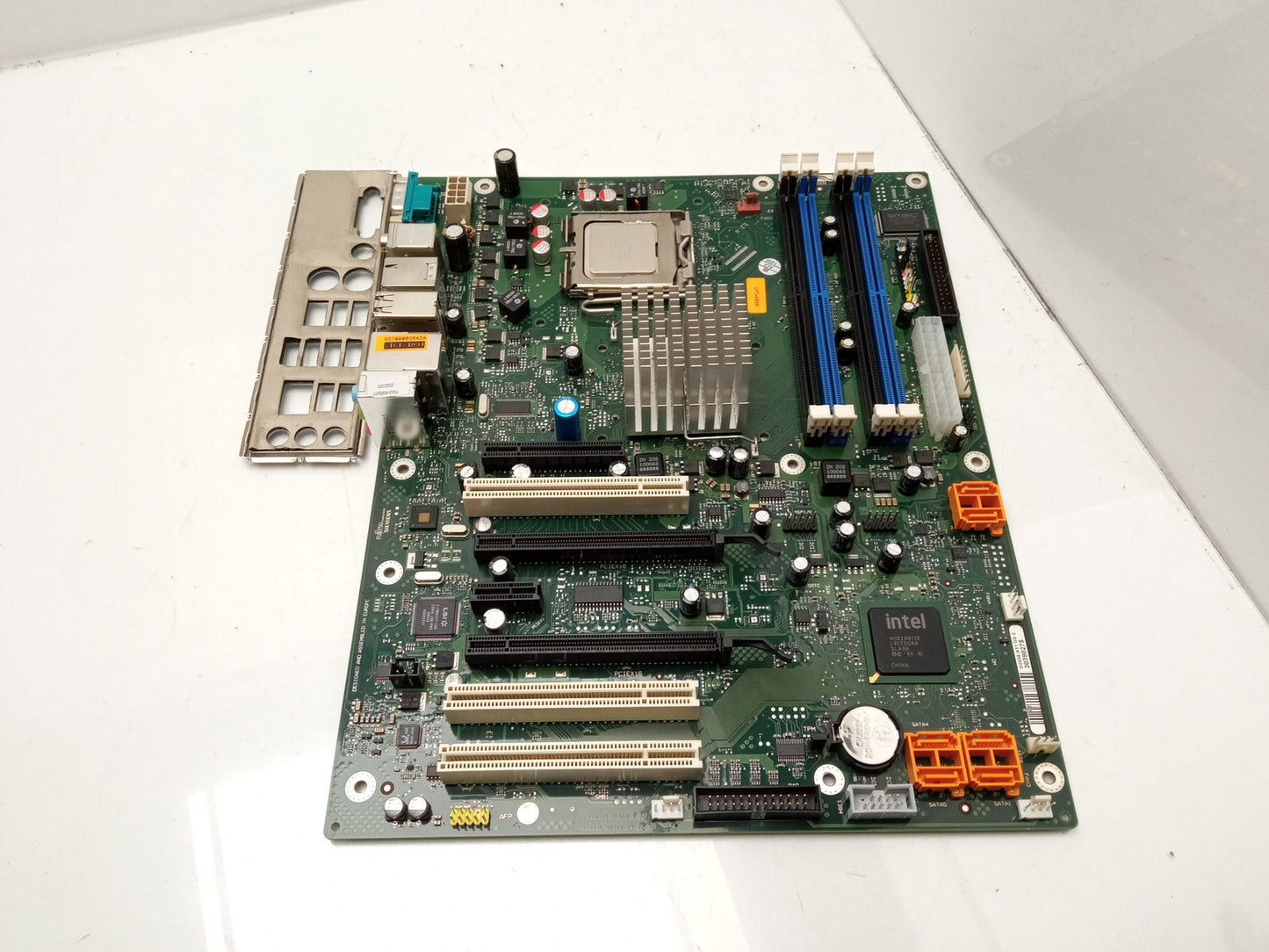 Fujitsu Siemens Socket LGA775 DDR2 ATX Motherboard and I/O Shield D2608-A11 GS 2