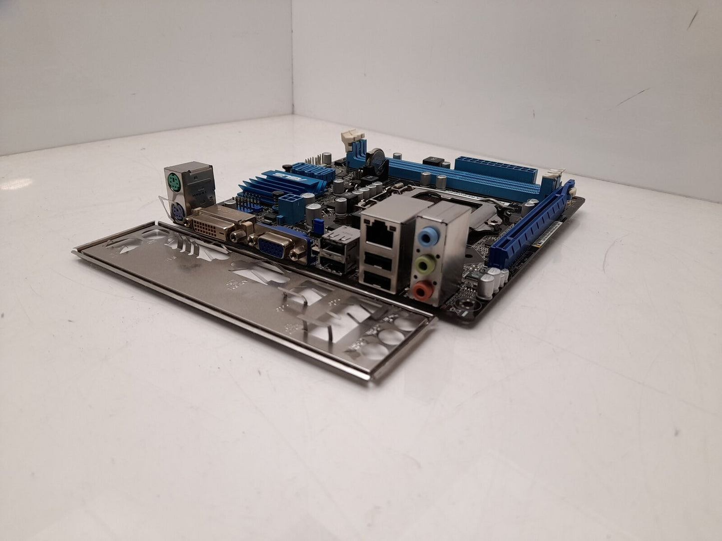 ASUS P8H61-I LX R2.0/RM/SI LGA1155 DDR3 Mini-ITX Motherboard with I/O Shield