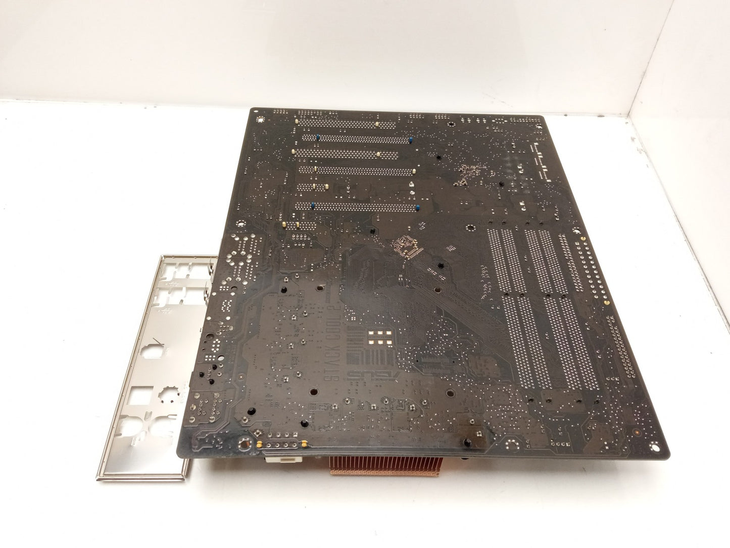 ASUS P5N32-E SLI PLUS DDR2 ATX Core 2 Duo 2.40 GHz Motherboard With I/O Shield