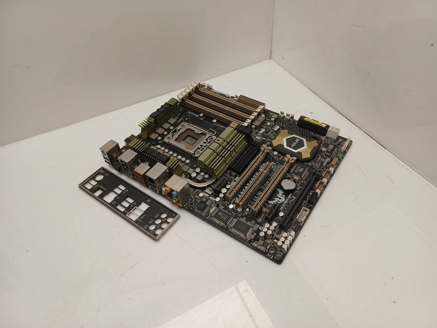 ASUS SABERTOOTH X58 Socket LGA1366 DDR3 PCI-E Motherboard With I/O Shield