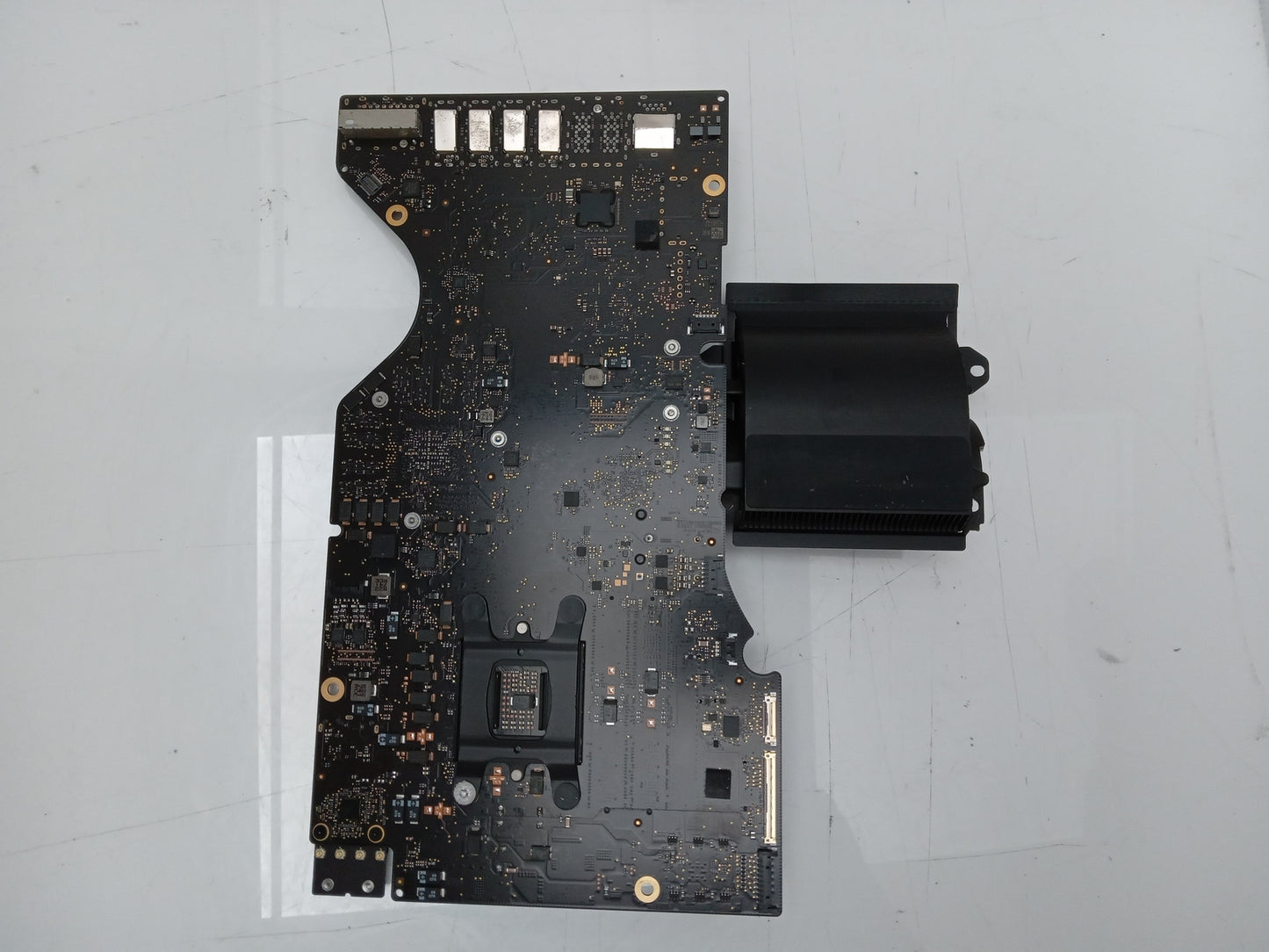 Apple iMac 21.5 in A1418 Socket LGA1151 DDR4 Logic Board w/ Heatsink 820-00597-A