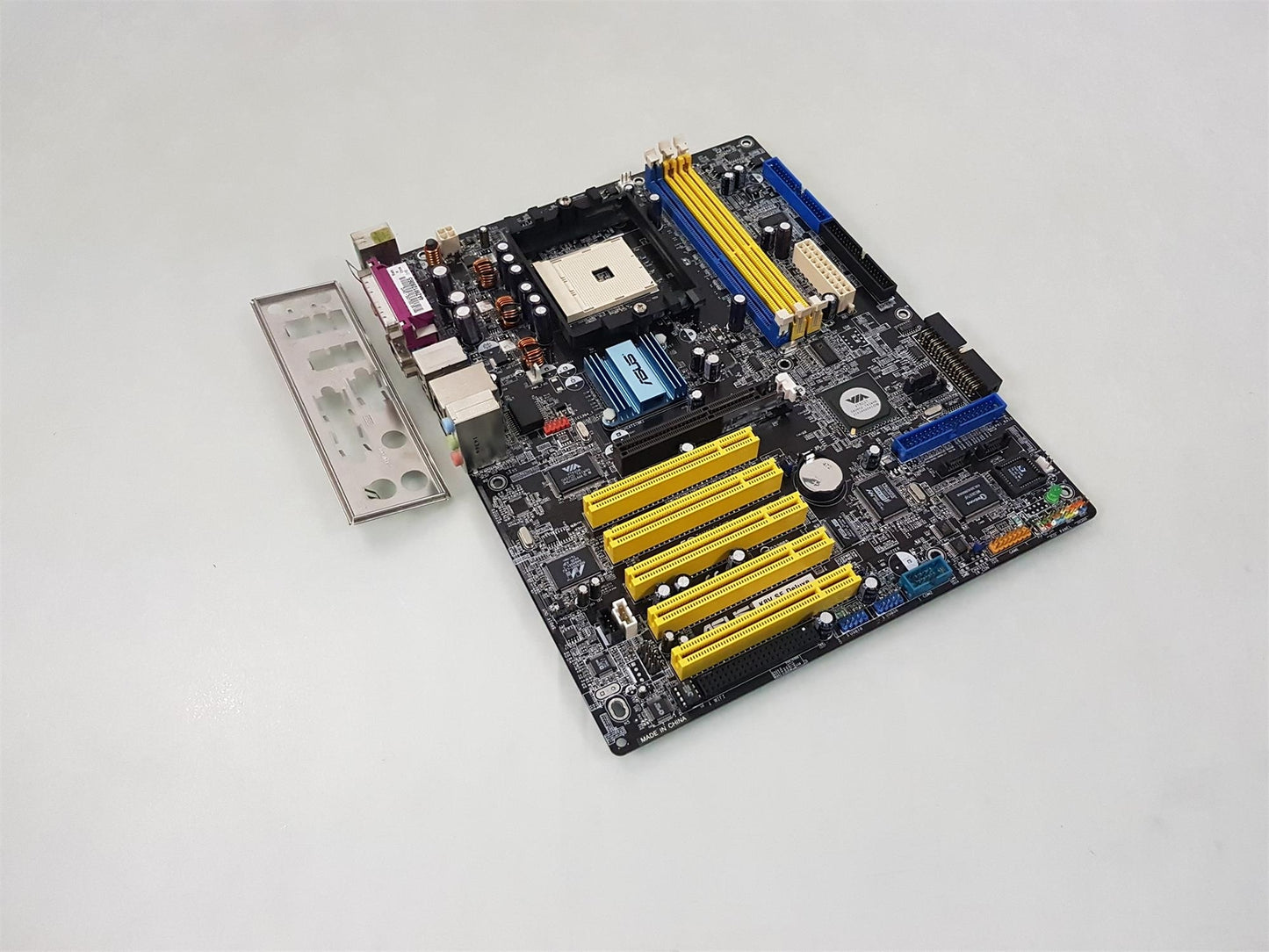 ASUS K8V SE Deluxe Socket 754 DDR ATX Motherboard With I/O Shield