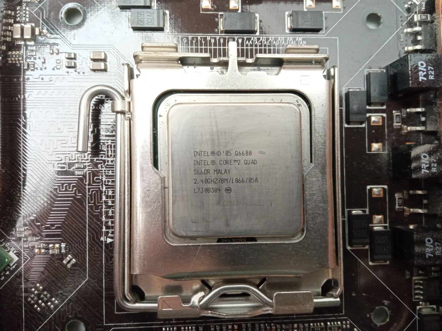 ASUS P5N32-E SLI PLUS DDR2 ATX Core 2 Duo 2.40 GHz Motherboard With I/O Shield