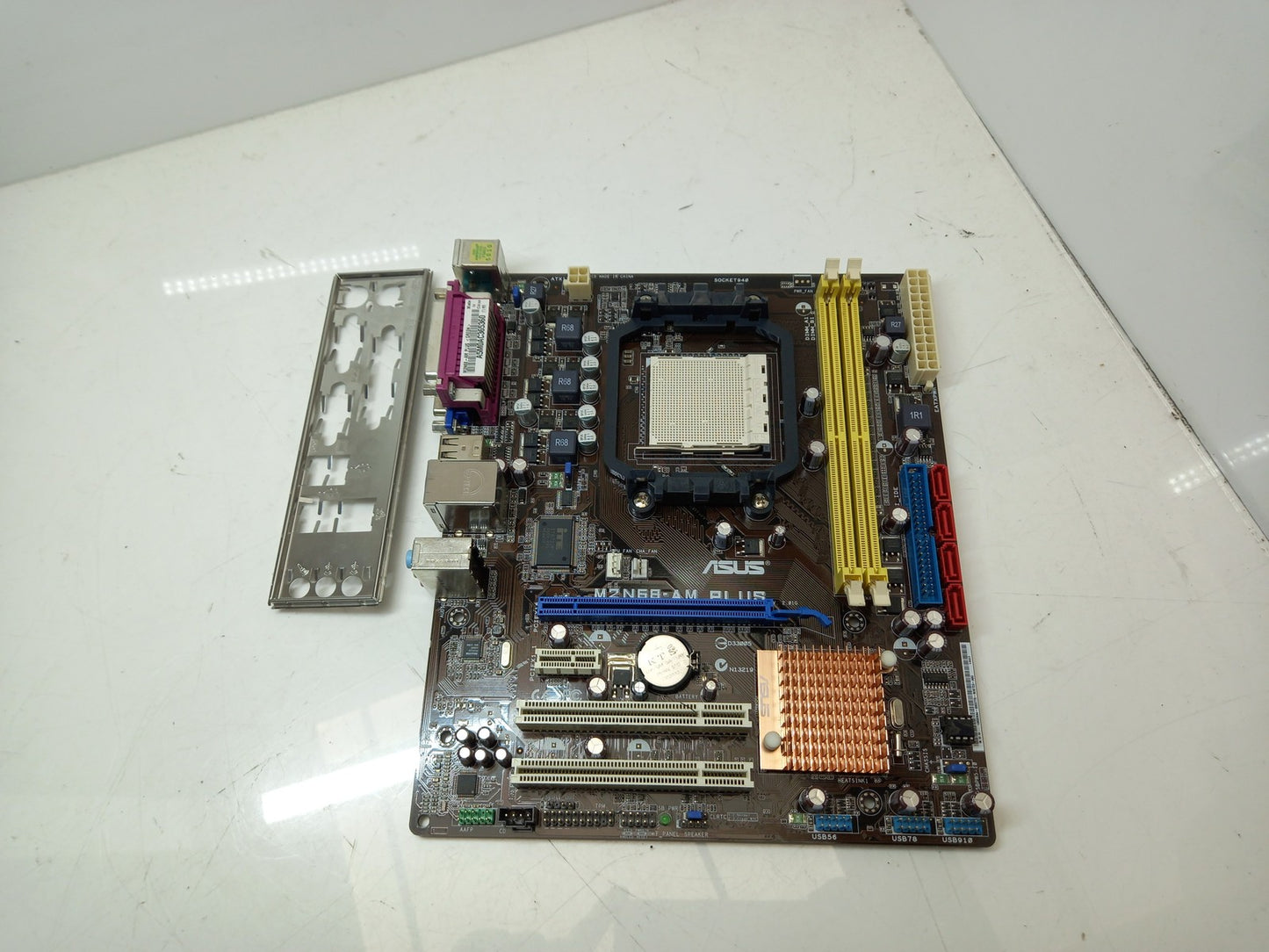 ASUS M2N68-AM PLUS Socket AM2 DDR2 Micro ATX Motherboard With I/O Shield