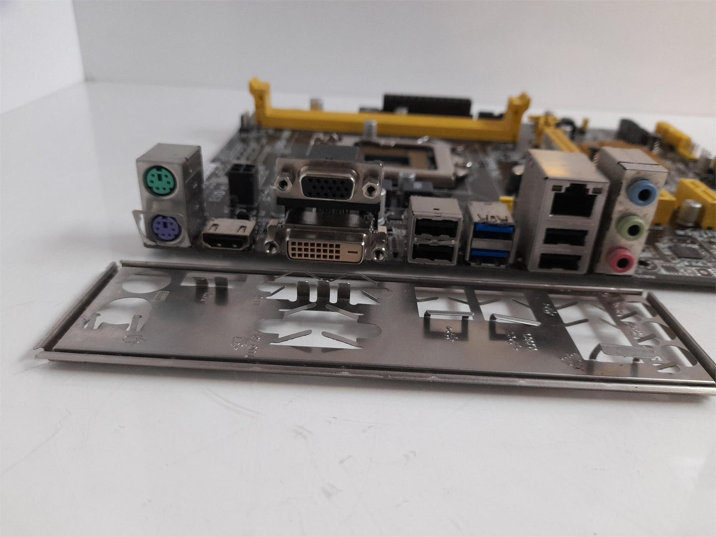 ASUS H81M-PLUS Socket LGA1150 DDR3 Micro ATX Motherboard With I/O Shield