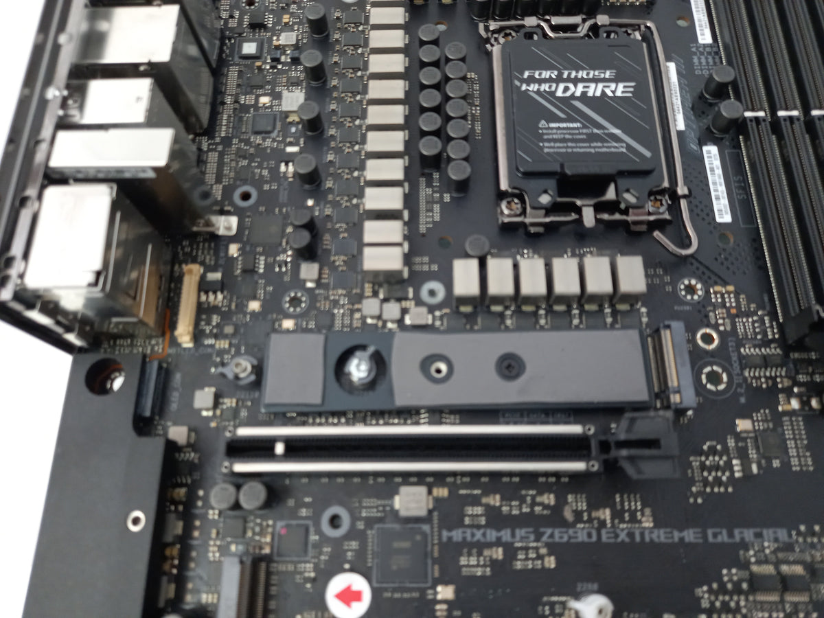 ASUS ROG MAXIMUS Z690 EXTREME GLACIAL LGA1700 DDR5 90MB1A60-M0EAY0- Faulty