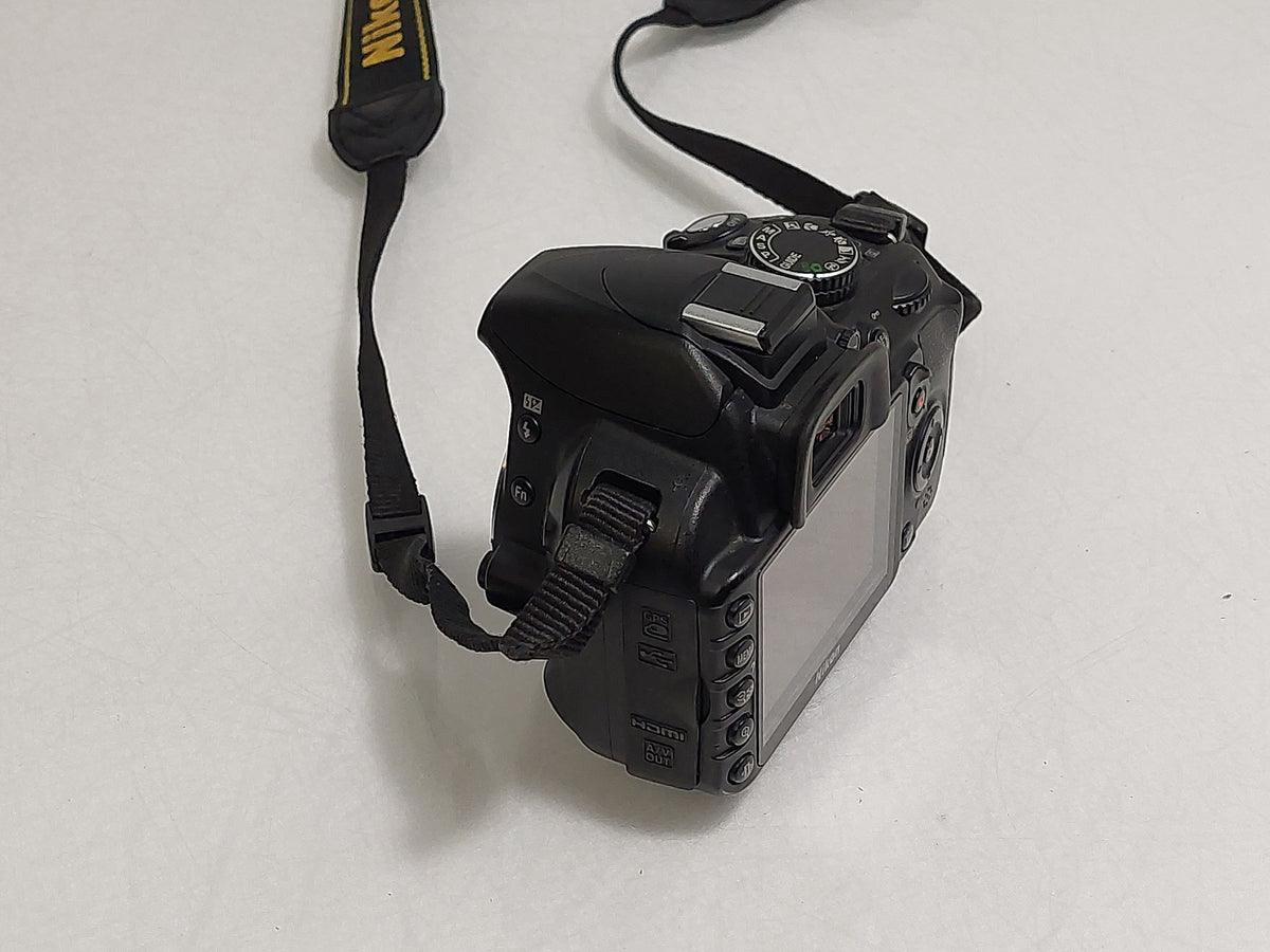 Nikon D3100 DSLR 18-55mm VR Lens 16GB Charger 8441 Shots Possible Focus Issue
