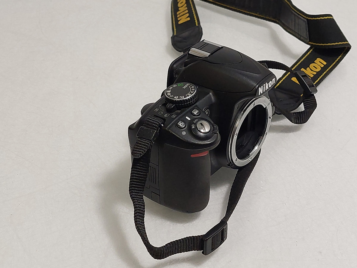 Nikon D3100 DSLR 18-55mm VR Lens 16GB Charger 8441 Shots Possible Focus Issue
