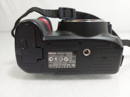 Nikon D3100 DSLR 18-55mm VR Lens 16GB Charger 8441 Shots Possible Focus Issue