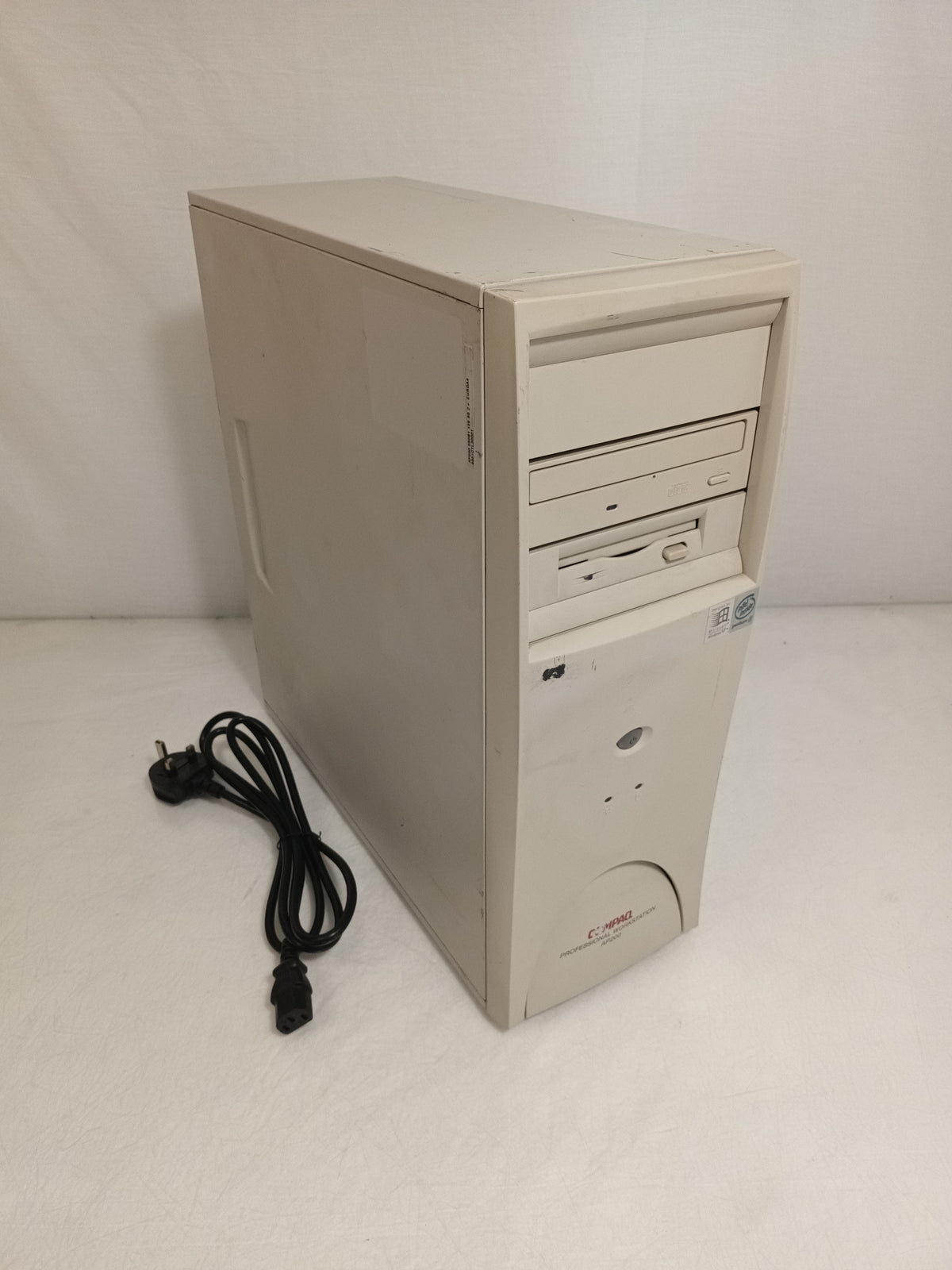 Compaq Professional Workstation AP200 - Pentium(R) 3 Processor 550 MHz